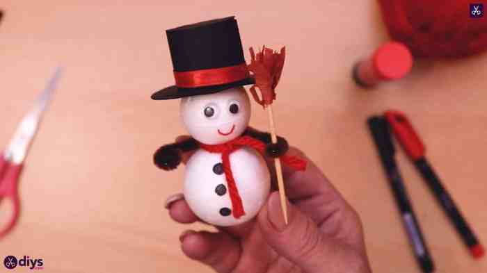 How to make styrofoam snowman door decoration