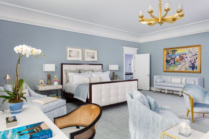 How to decorate a light blue room