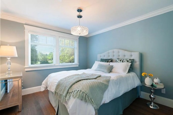 How to decorate a light blue room