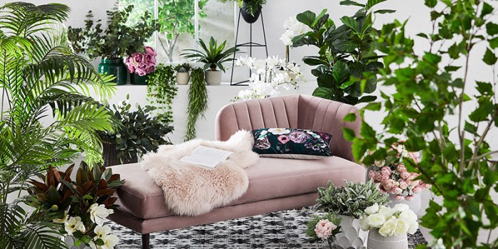 How to decorate living room with fake flowers